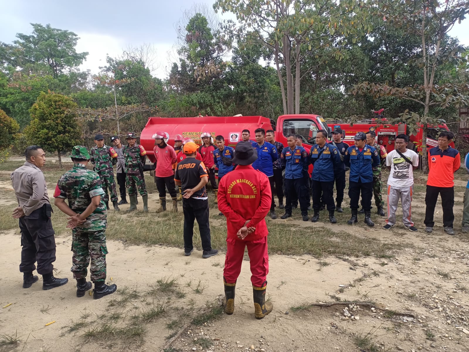 Kebakaran Lahan Kebun di Dusun Limau Kapas, Polsek Pelawan Singkut bersama Tim Gabungan dan Masyarakat Sigap Padamkan Api