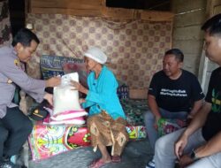 Kapolsek Tabir Selatan Laksanakan Jum’at Berkah pada Rusminah 102 Tahun di Desa Sungai Sahut.