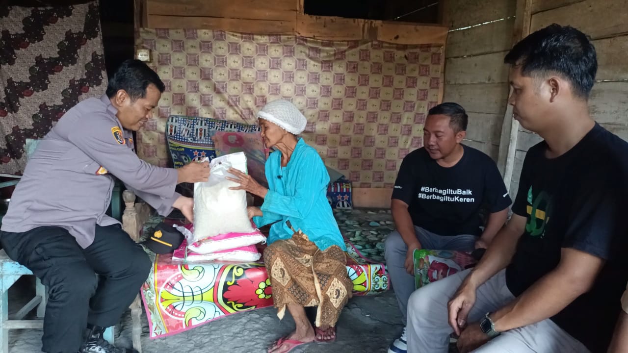 Kapolsek Tabir Selatan Laksanakan Jum’at Berkah pada Rusminah 102 Tahun di Desa Sungai Sahut.