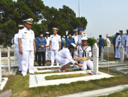 Jelang HUT TNI Angkatan Laut Ke-78, Lanal Bandung Ziarah di Taman Makam Pahlawan Cikutra