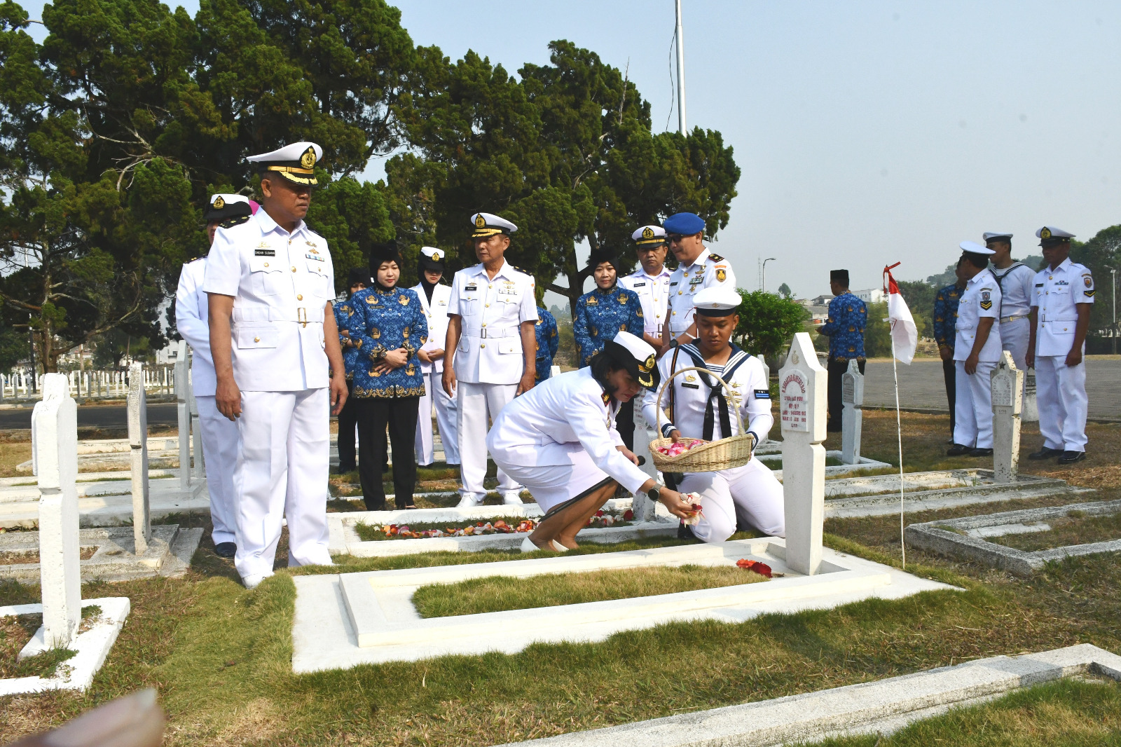 Jelang HUT TNI Angkatan Laut Ke-78, Lanal Bandung Ziarah di Taman Makam Pahlawan Cikutra