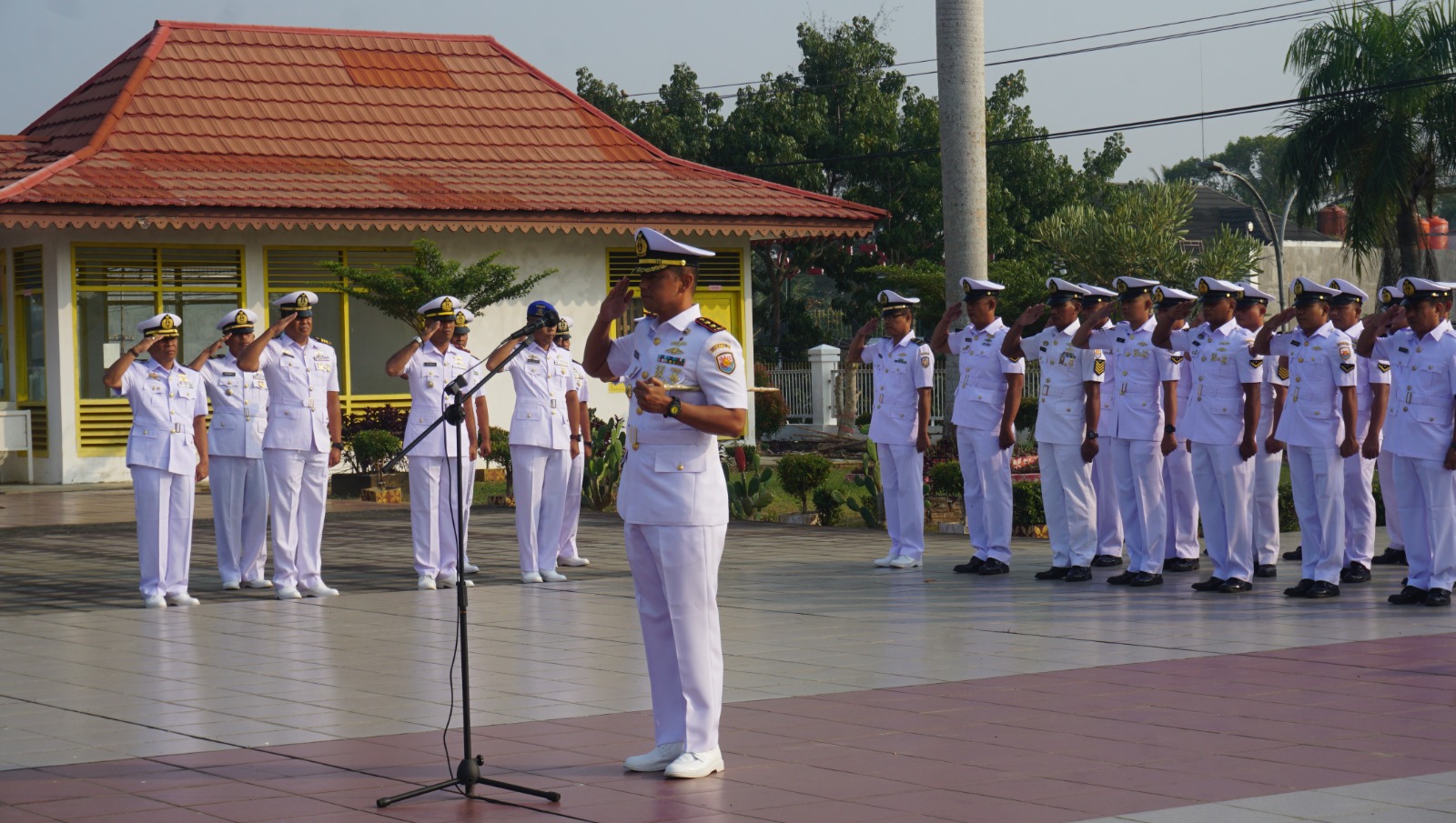 Penuh Khidmat Prajurit Lanal Bengkulu Saat Laksanakan Ziarah Rombongan dan Tabur Bunga Serta Doa Bersama