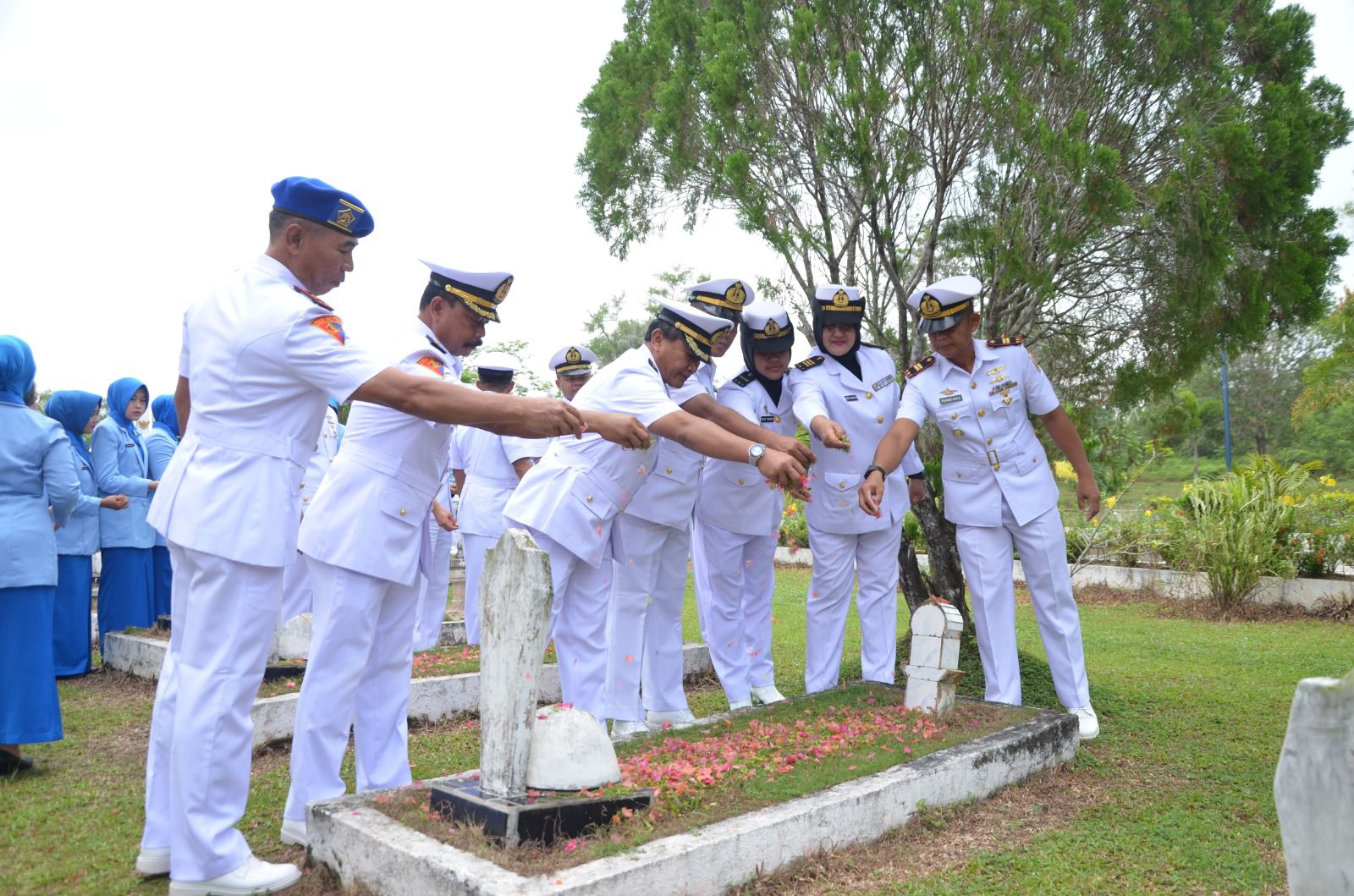 Ziarah dan Tabur Bunga di TMP Damai Sentosa Jelang HUT TNI AL Ke-78