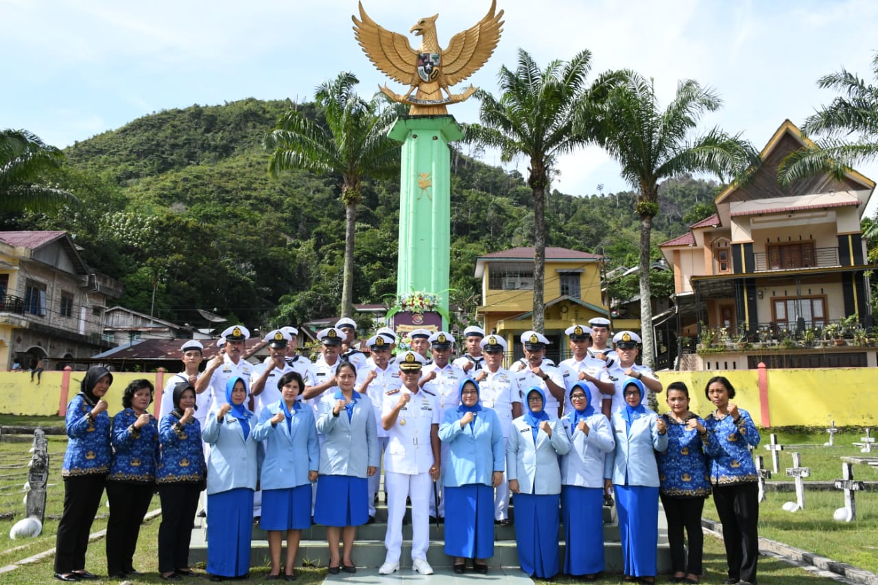 Peringati HUT TNI AL Ke-78, Keluarga Besar Lanal Sibolga Laksanakan Ziarah di TMP Sibolga Untuk Mengenang Jasa Pahlawan