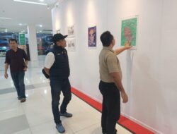 Tiga Peserta Didik Sekolah  Pimpinan Tinggi Polri Dikreg 31 Tahun 2023 Kunjungi Pameran Karikatur  Bertema  Gitu Aja Kok Repot Di Mall WTC Batang Hari