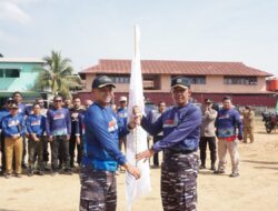 Wadan Lantamal XII Serahkan Bendera Estafet Route Putih Expedisi Maritim 2023 Kepada Danlanal Ketapang