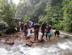 Prajurit Lanal Sibolga dan Masyarakat Tapanuli Tengah Bersihkan Sampah Di Sungai Aek Martolu Desa Rampah