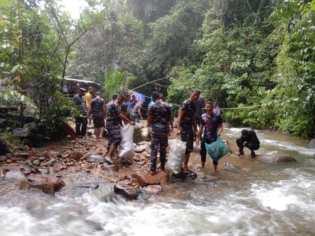 Prajurit Lanal Sibolga dan Masyarakat Tapanuli Tengah Bersihkan Sampah Di Sungai Aek Martolu Desa Rampah