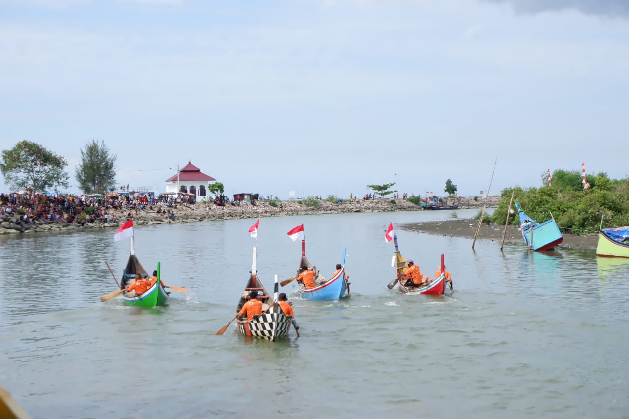 Meriahkan HUT Ke-78 TNI AL, Pos TNI AL Sigli Lanal Lhokseumawe Gelar Lomba Perahu Dayung Tradisional