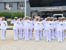 Upacara Peringatan Hari Ulang Tahun TNI Angkatan Laut Ke-78 di Lantamal XII