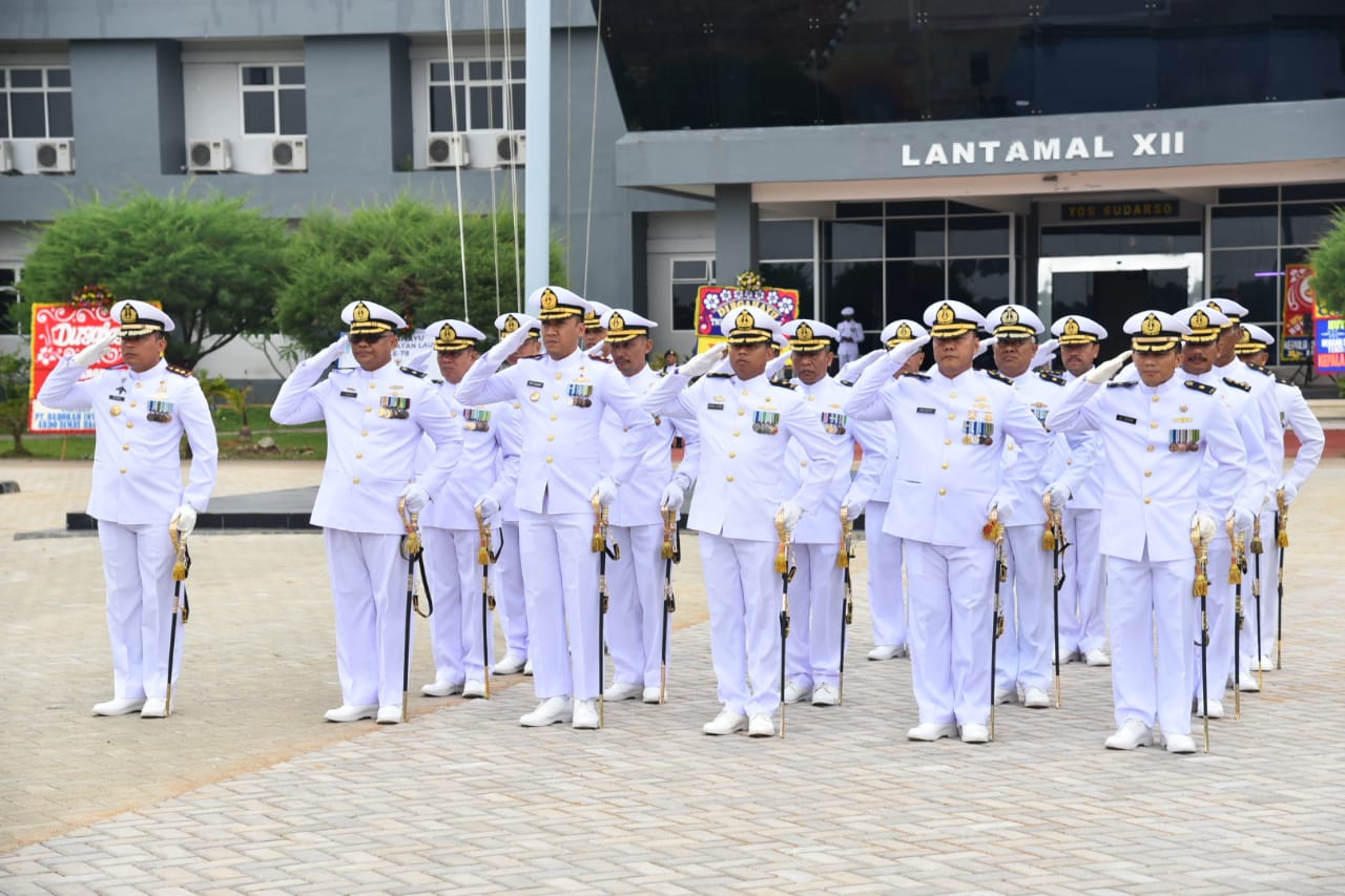 Upacara Peringatan Hari Ulang Tahun TNI Angkatan Laut Ke-78 di Lantamal XII