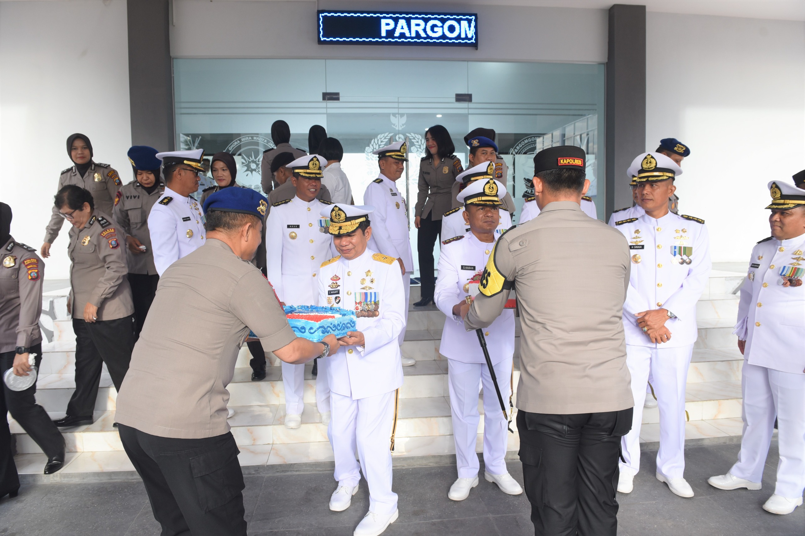 Polres Belawan Bersama Dirpolairud Polda Sumatera Utara Beri Kejutan Lantamal I Dihari Jadi Ke-78 TNI AL