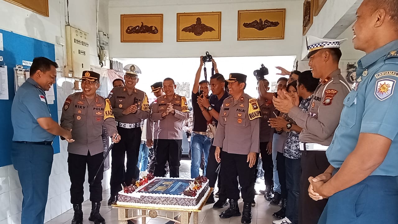 Lanal Bintan Mendapat Kejutan Dari Kapolres Bintan di HUT TNI AL Ke-78 Tahun 2023