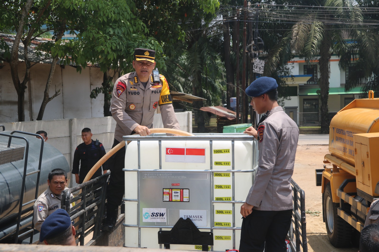 Polda Jambi Kembali Memberikan Pembagian Air Bersih Kepada Masyarakat Yang Terdampak Kekeringan Saat Musim Kemarau Saat Ini