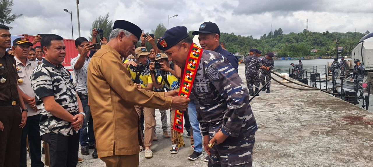 Lanal Simeulue Bersama Forkopimda Simeulue Sambut KRI Cut Nyak Dien-375 Dalam Misi Ekspedisi Rupiah Berdaulat 2023