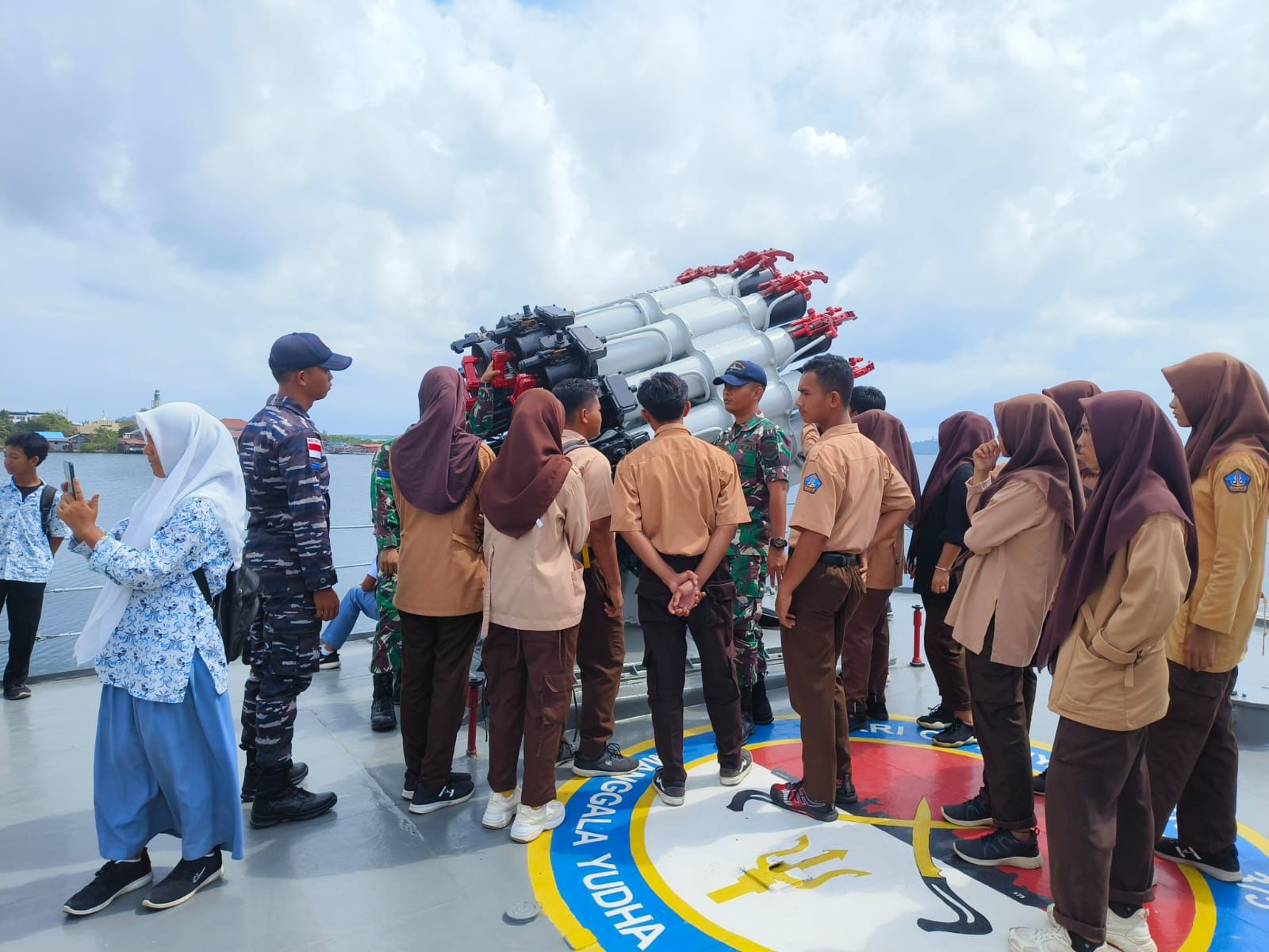 Antusias Tinggi, Lanal Simeulue Hadirkan Masyarakat Dalam Open Ship KRI Cut Nyak Dien-375