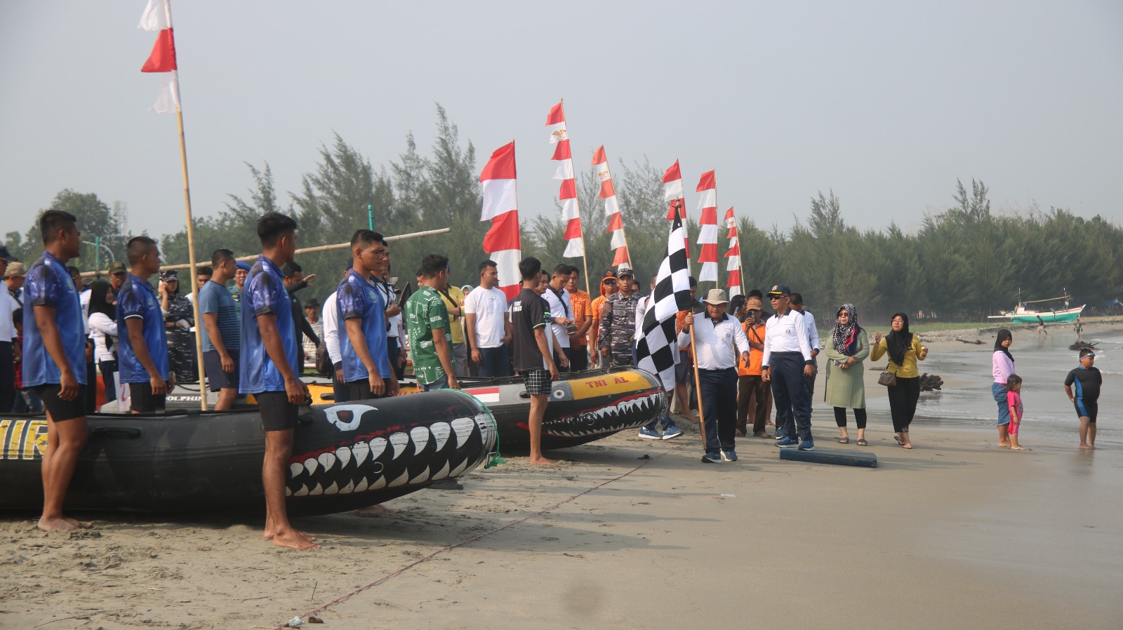 Meriahkan HUT Ke-78 TNI, Lanal Bengkulu Gelar Lomba Dayung Perahu Karet di Pantai Zakat