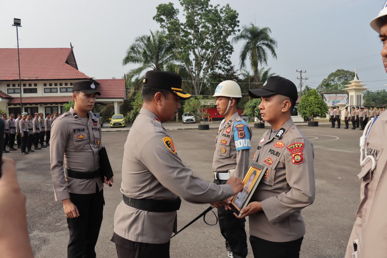 Kapolres Tebo Akbp I Wayan Arta Ariawan  SH. S. Ik MH  Pimpin Langsung Upacara Pemberhentian Tidak Hormat  Kepada Personel Polres Tebo Yang Melanggar