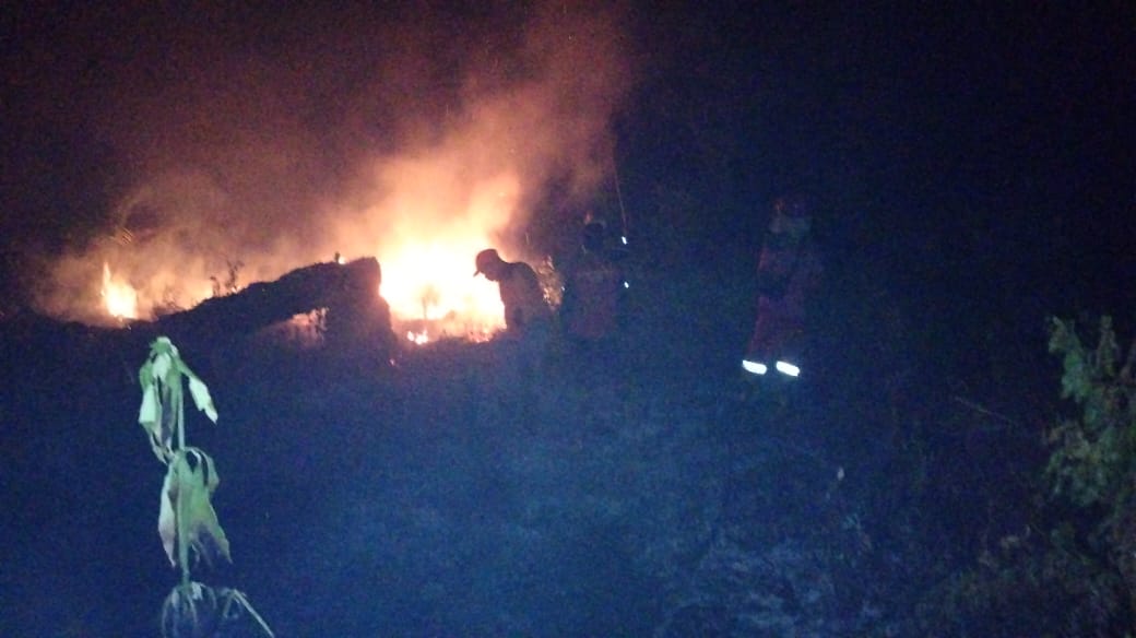 Luar Biasa Kinerja Tim Gabungan ! Walaupun Malam Hari, Tidak mengurungkan Niat Melaksanakan Tugas Memadamkan Api