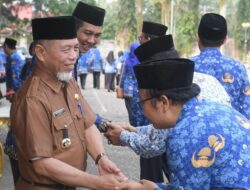 H Mashuri dan Nilwan Pamit dengan ASN Pada Upacara Kedisiplinan di Halaman Kantor Lama Bupati Merangin