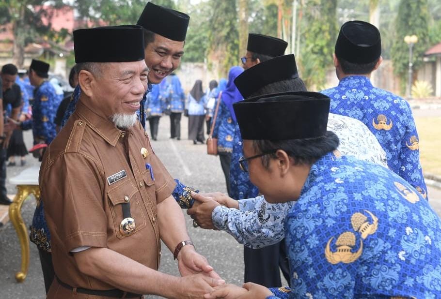 H Mashuri dan Nilwan Pamit dengan ASN Pada Upacara Kedisiplinan di Halaman Kantor Lama Bupati Merangin