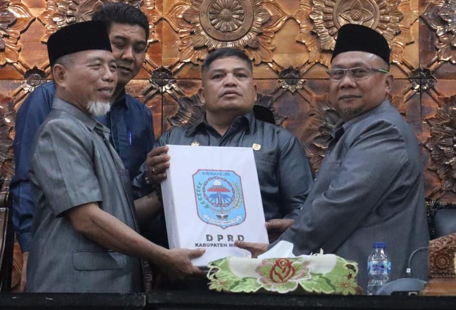 H Mashuri dan Nilwan Pamitan dengan Dewan Bupati Merangin Sampaikan Ranperda APBD 2024