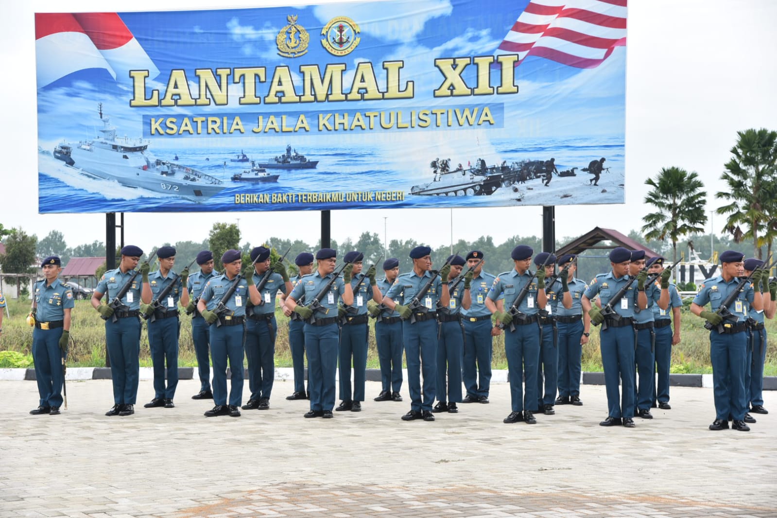 Tekankan Membaca Situasi di Tahun Pemilu, Aspotmar Danlantamal XII Pimpin Upacara Bendera Tujuh Belasan