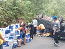 Jajaran Polsek Muara Siau Evakuasi Kendaraan Laka Tunggal