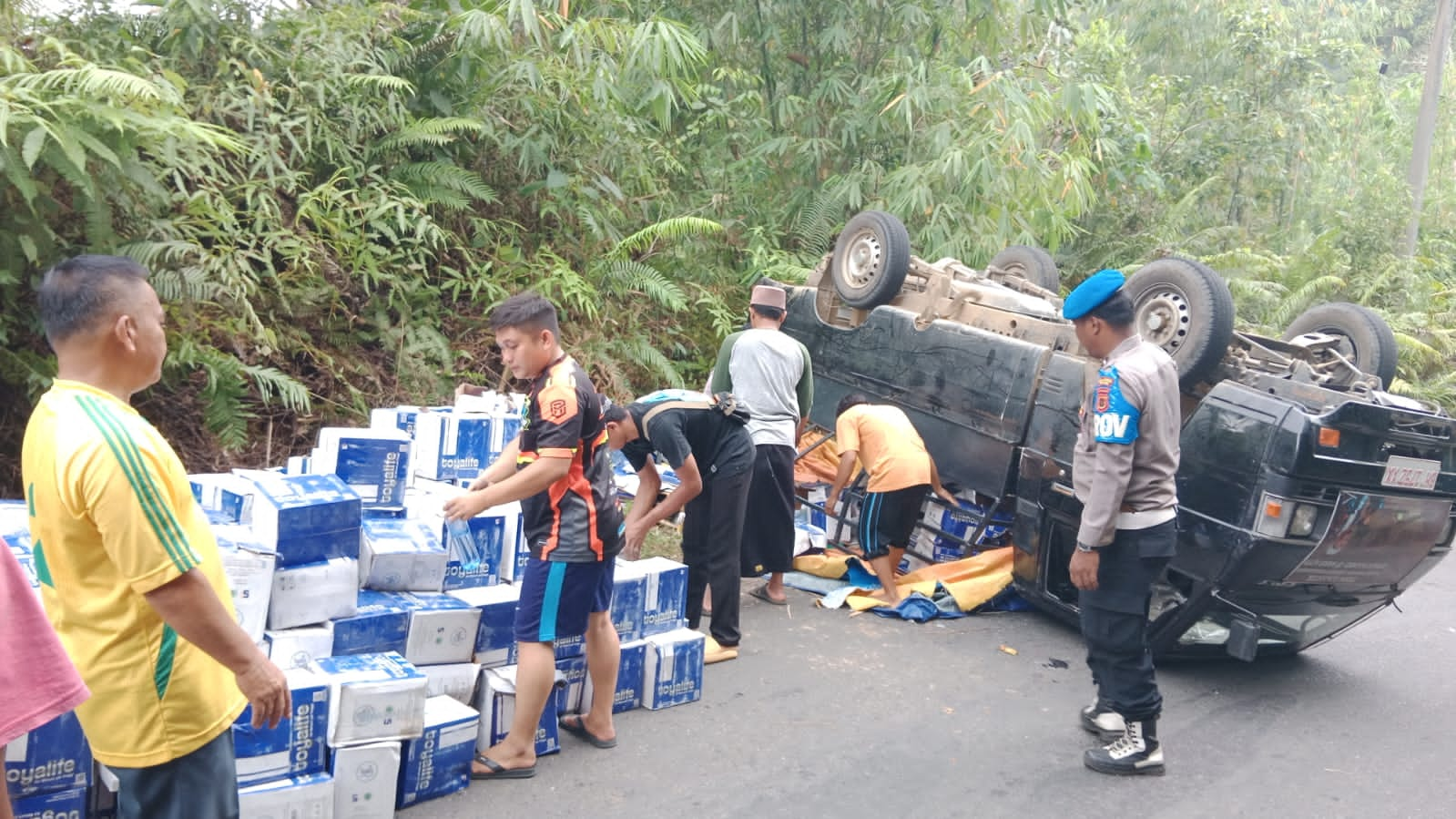 Jajaran Polsek Muara Siau Evakuasi Kendaraan Laka Tunggal