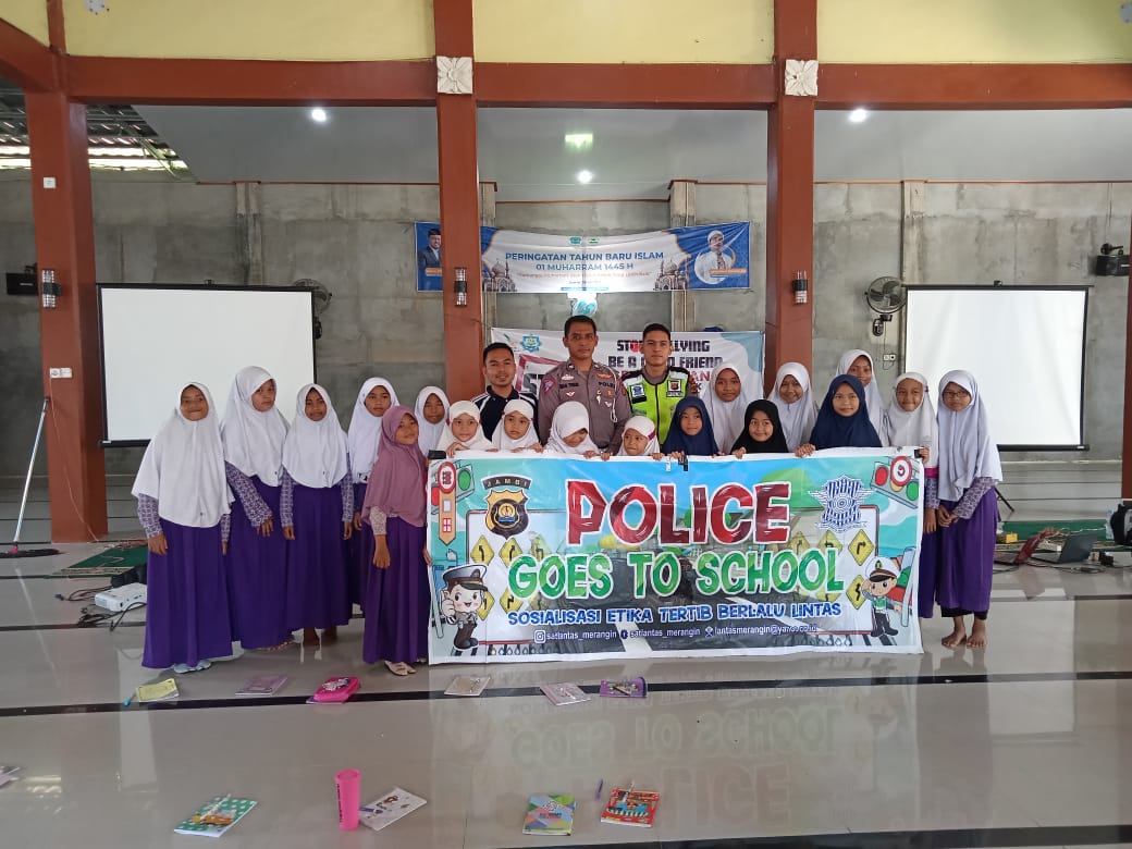 Police Go To School,Satlantas Polres Merangin Laksanakan Edukasi Siswa Sekolah SMP IT Merangin.