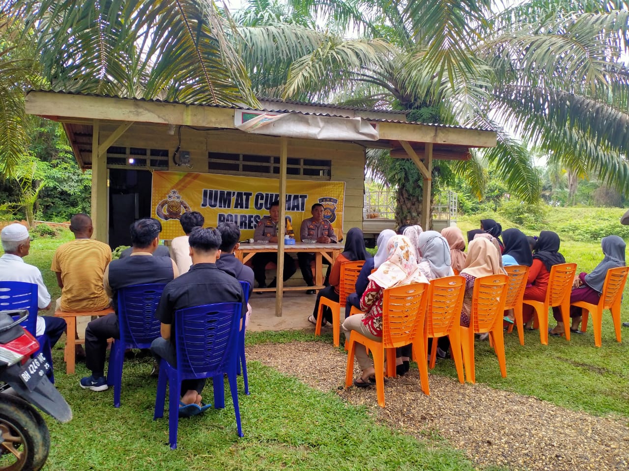 Kabag OPS  Kompol Dhadhang SH. S. Ik. MH Didampingi Kasat Binmas Akp Sutikno Jumat Curhat DiKantin Ibu Ica Kel Tebing Tinggi