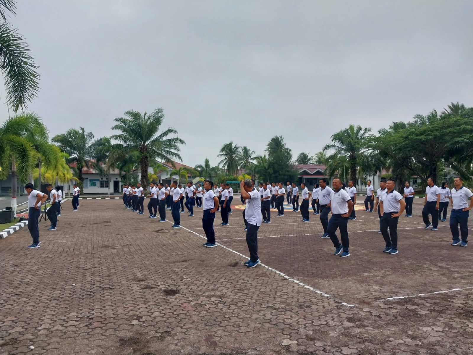 Senam SKJ 88, Lari Bersama dan Volly Ball Rutin Dilaksanakan, Danlanal Bengkulu : Prajurit Wajib Hadir Selasa dan Jumat