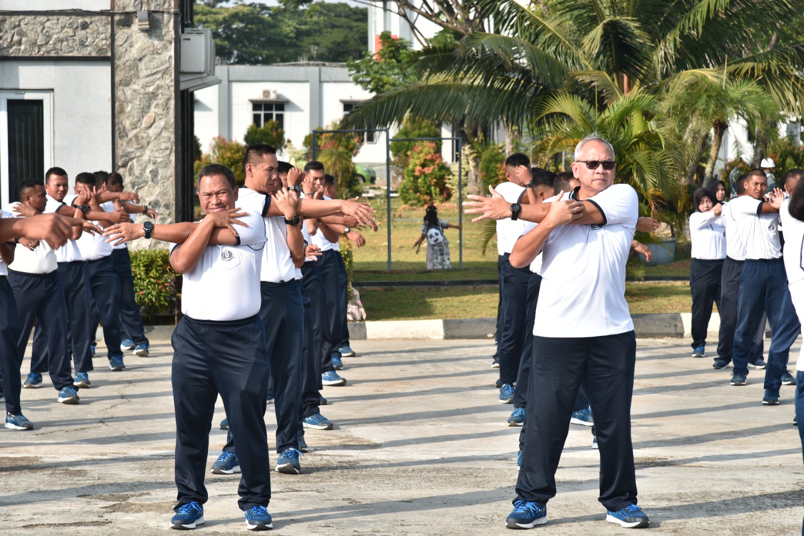 Pangkoarmada I Laksanakan Olahraga Bersama Personel Lantamal XII