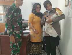 Aipda. Irma Sumayani,Bhabinkamtibmas sempatkan Berikan Asi pada Bayi Perempuan yang di temukan Warga