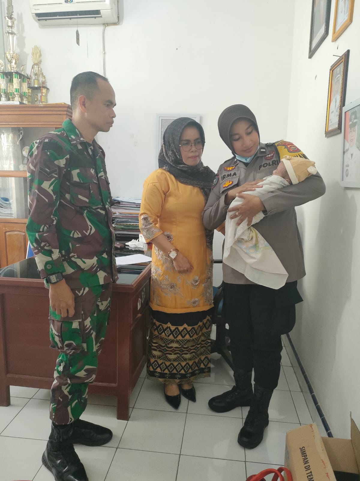 Aipda. Irma Sumayani,Bhabinkamtibmas sempatkan Berikan Asi pada Bayi Perempuan yang di temukan Warga