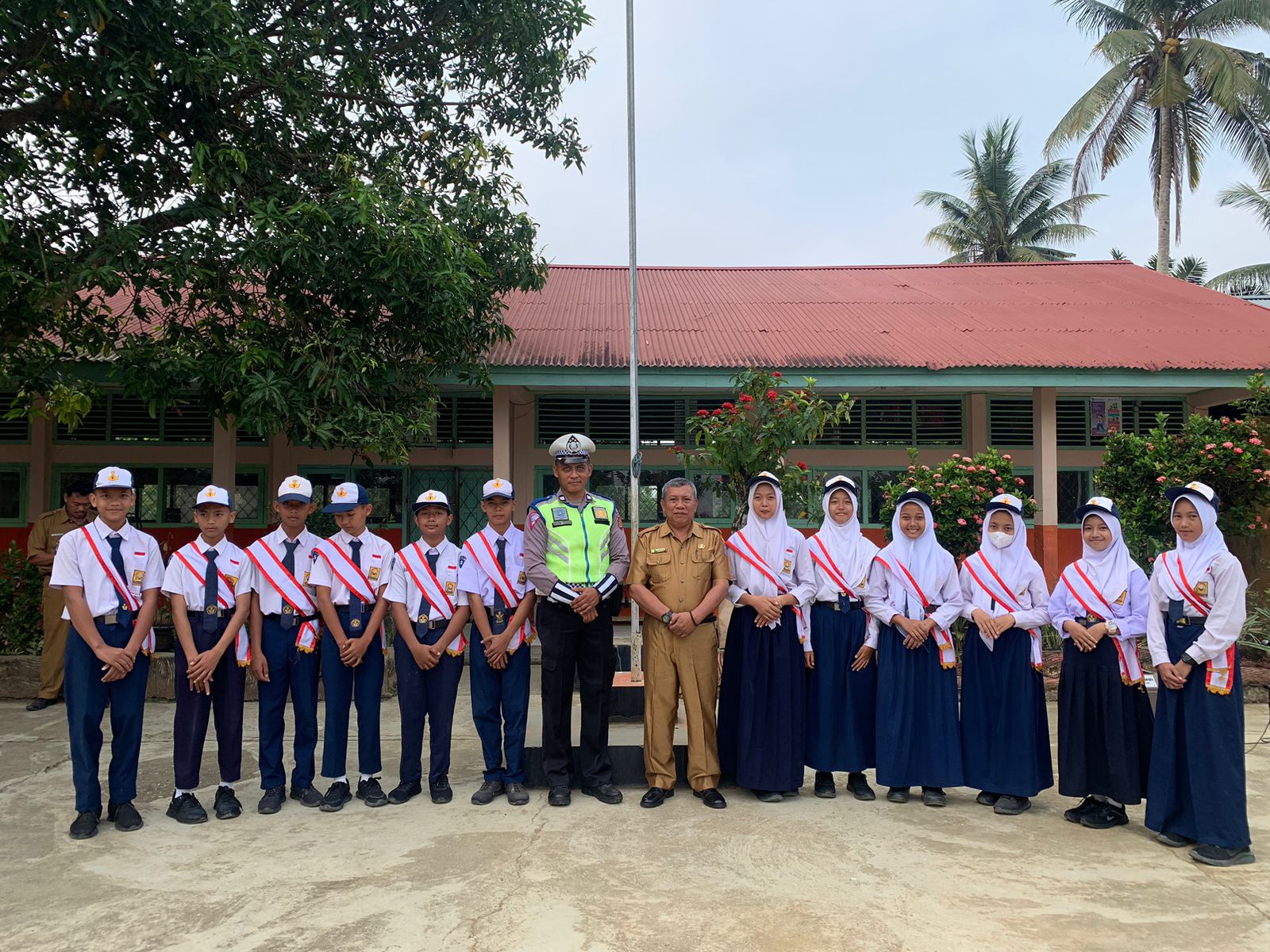 Akp. Bambang Soestyo. SH.MH. Jangan Kendarai Kendaraan Bermotor bila Belum Mampu Tunjukkan SIM saat edukasi Siswa siswi di SMPN 16 Merangin