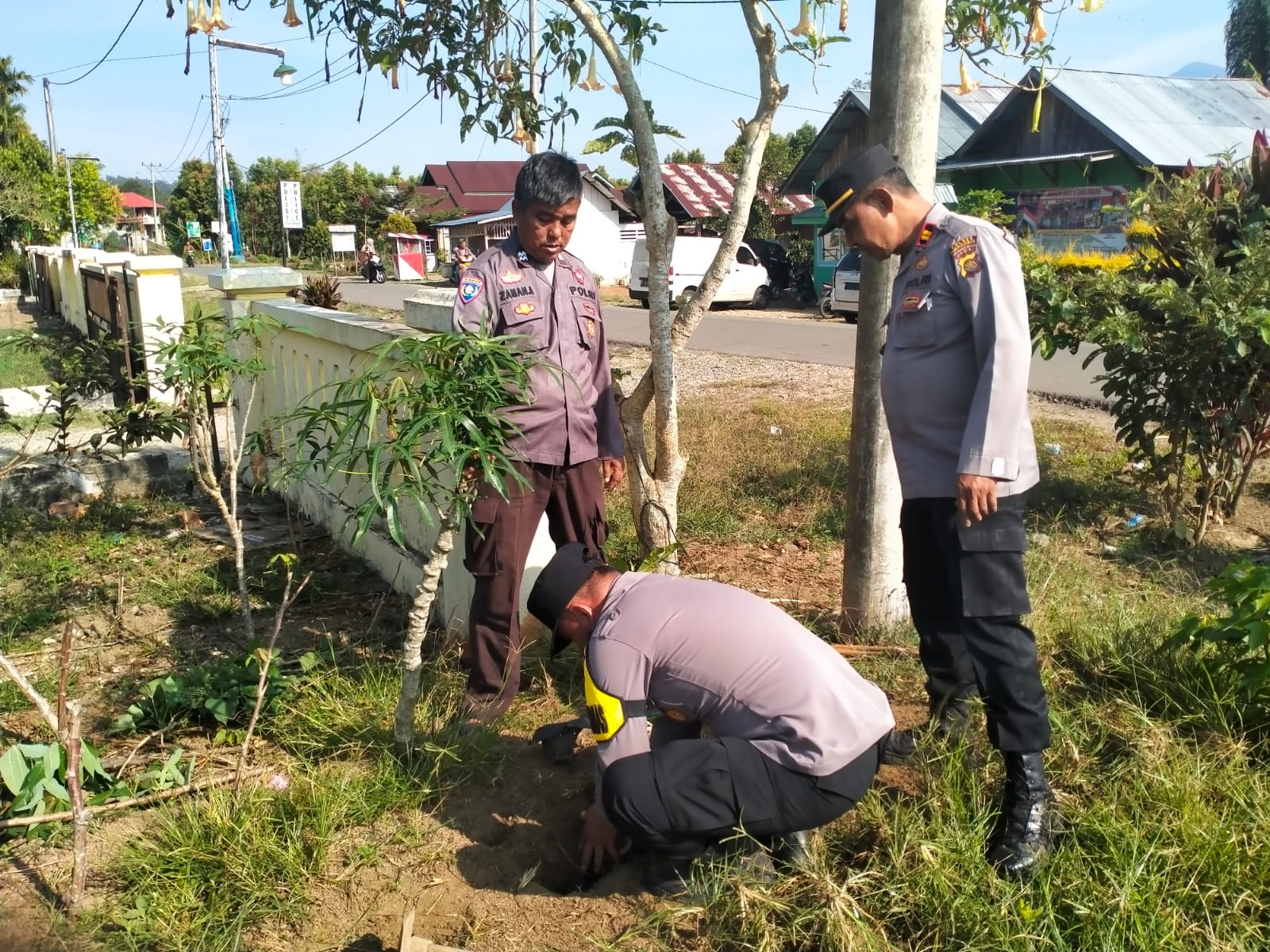 Polsek Jangkat Laksanakan Penanaman Pohon penghijauan dengan tema ” Lestarikan Negeri Sejak Dini “.