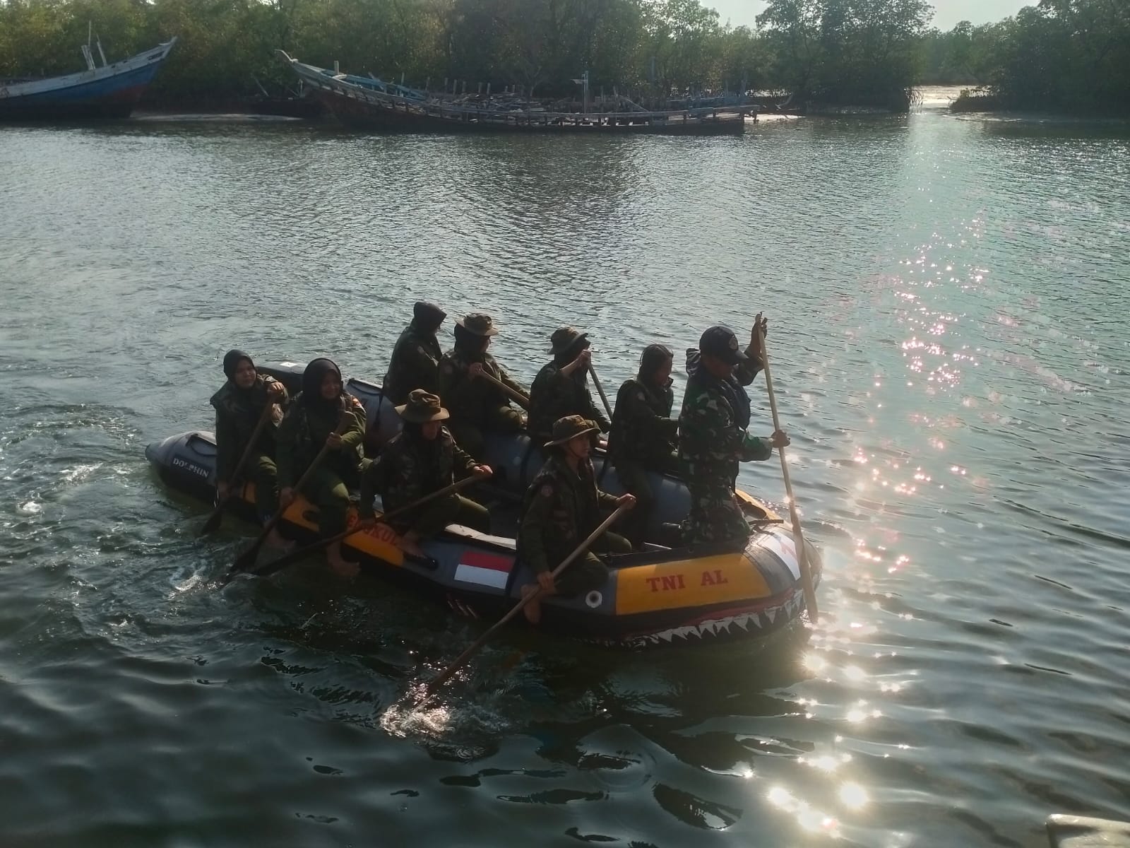 Lanal Bengkulu Berikan Materi Dasar Dayung Perahu Karet Kepada Siswa Siswi SMKS 15 Kota Bengkulu