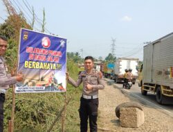 Sat Lantas Pasang Himbauan larangan Parkir di badan jalan Guna Meminimalisir Terjadinya Lakalantas disebabkan Parkir di ruas jalan