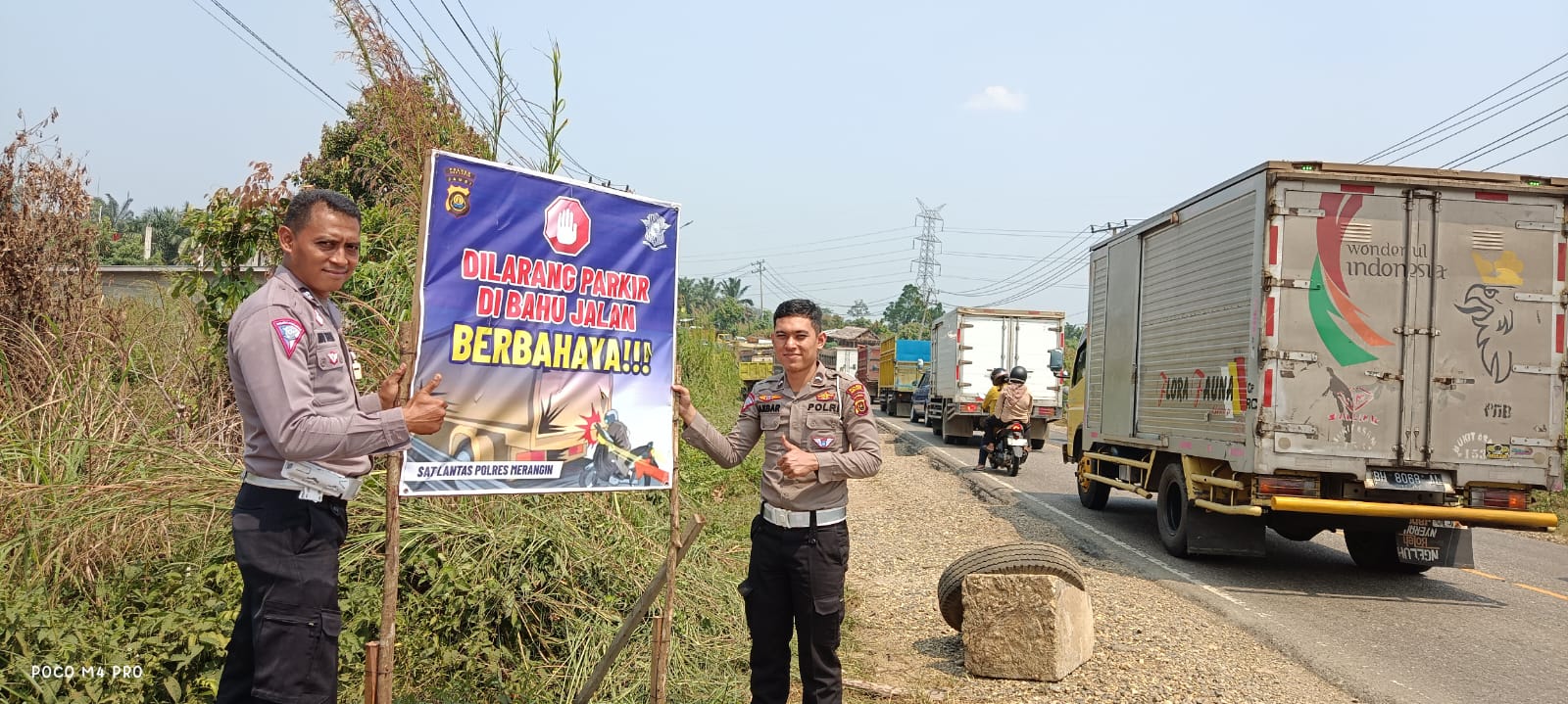 Sat Lantas Pasang Himbauan larangan Parkir di badan jalan Guna Meminimalisir Terjadinya Lakalantas disebabkan Parkir di ruas jalan