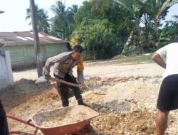 Bhabinkamtibmas Ikut Gotong Royong Bersama Masyarakat Jalin Silaturahmi Sampaikan Pesan Kamtibmas