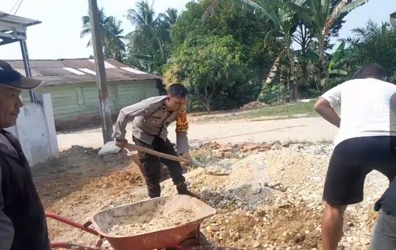 Bhabinkamtibmas Ikut Gotong Royong Bersama Masyarakat Jalin Silaturahmi Sampaikan Pesan Kamtibmas