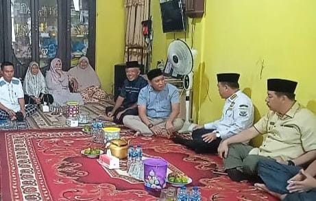 PJ Bupati Merangin dan Gubernur Jambi Takziah ke Rumah Almarhum Kades Limbur Merangin