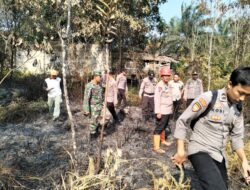 Tidak berdiam diri di Kantor. Akbp. Imam Rachman. S.IK Kapolres Sarolangun Cek Langsung Titik Api Di Dua Lokasi Lahan Terbakar di Kecamatan Sarolangun