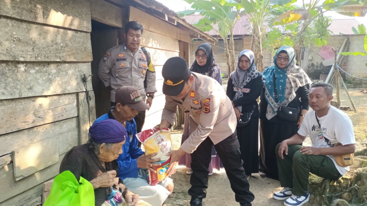 Sisihkan Rizkinya Kapolres Merangin Berbagi Untuk Warga yang membutuhkan di Wilayah Hukum Polsek Tabir Selatan dalam Kegiatan Jum’at Berkah.