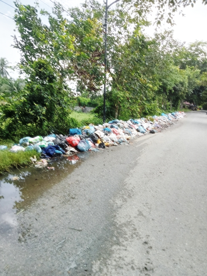 Geusyik Gampong Teungoh :  Diduga Lalai Dan Remeh Kebersihan Lingkungan Desanya