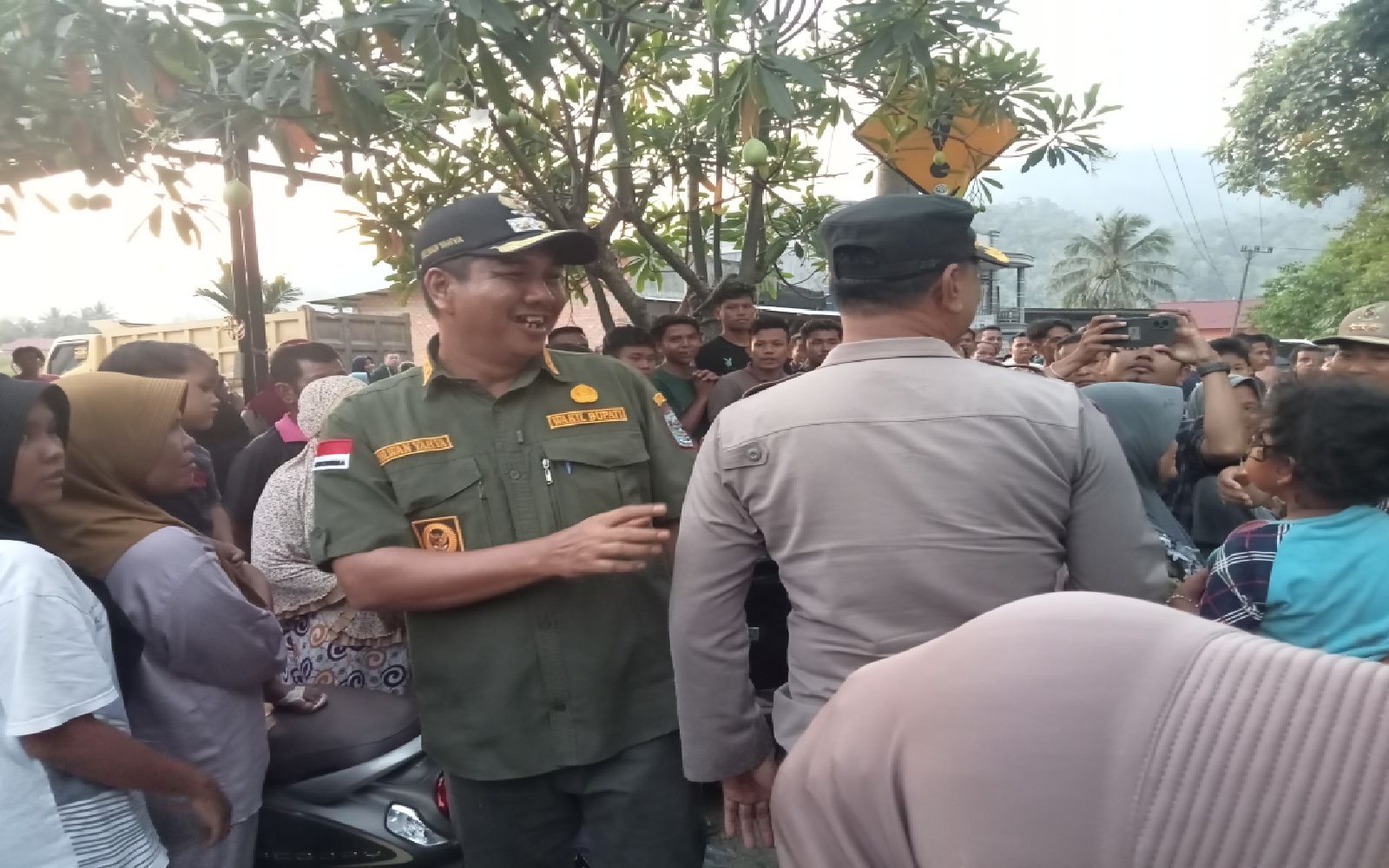 Wakil Bupati Merangin Mediasi bersama Kapolsek Sungai Manau dan Warga Masyarakat, jalan Merangin kerinci Lancar