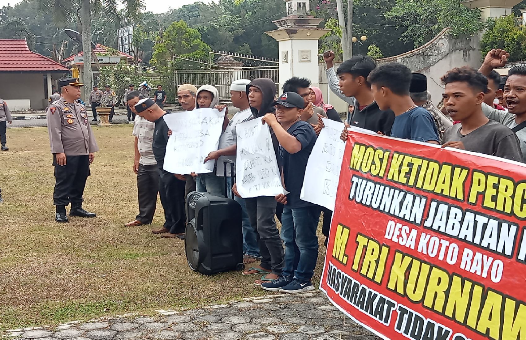 Laksanakan Pengaman Pada Aksi Unjuk Rasa,Kapolres Merangin Perintahkan Laksanakan tugas dengan Humanis dan kekeluargaan