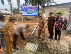 Kapolres Sarolangun Dampingi Pj. Bupati Sarolangun Cek Sumur Bor dan Penyerahan Bantuan Kepada Masyarakat