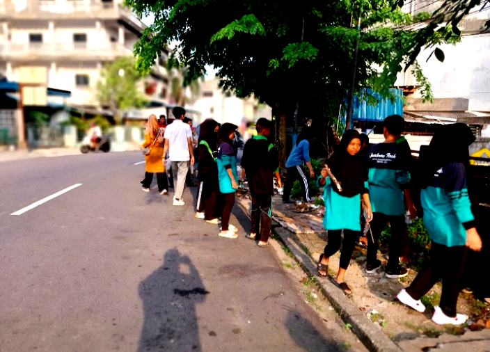 Hidupkan Semangat Laksanakan Goro Bersama PKK Forum Anak Warga dan Seluruh RT.04 RW.04, RT.02 RW.5 RW.10, RW.12 dan RT.01 RW.13 dan Staf Kelurahan Kemboja